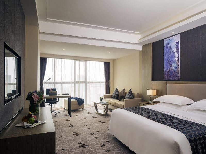 Hilton Garden Inn Wuhan Hankou Екстериор снимка